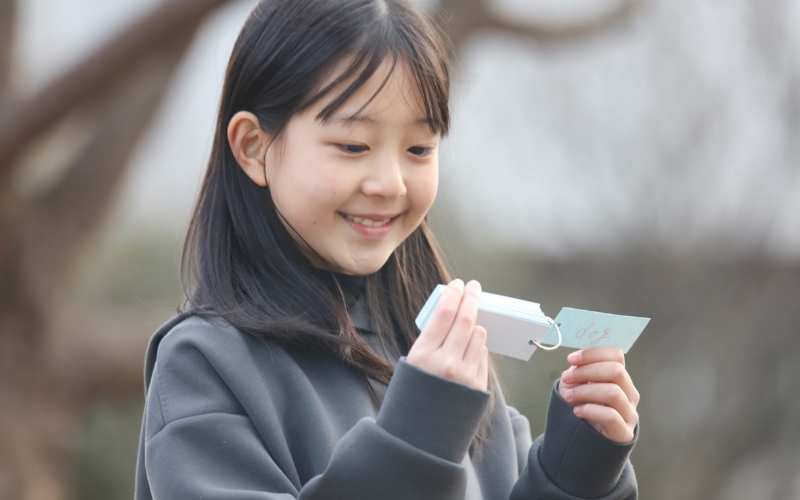dùng flashcard giấy để học từ vựng