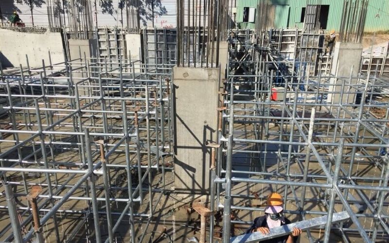 Nối giàn giáo với cốp phần xây dựng